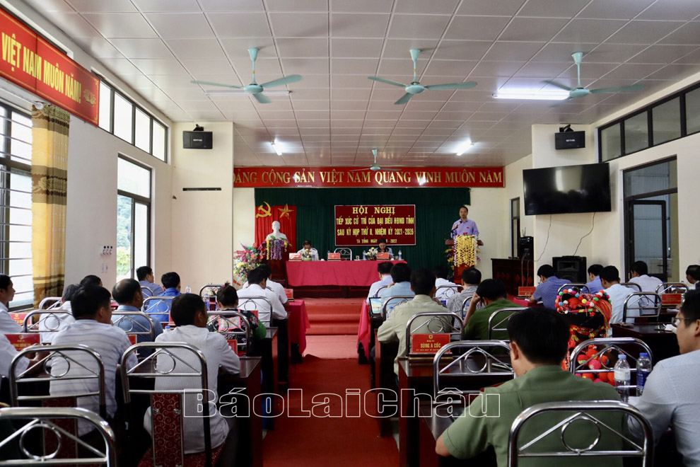 Quang cảnh buổi tiếp xúc cử tri.